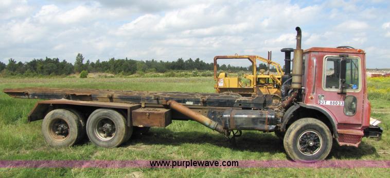 image for item 3444 1984 Mack MR685S rolloff truck