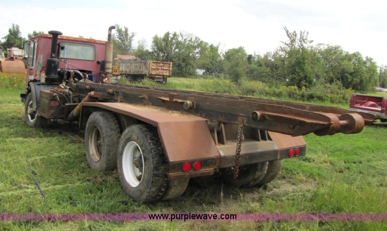 image for item 3444 1984 Mack MR685S rolloff truck