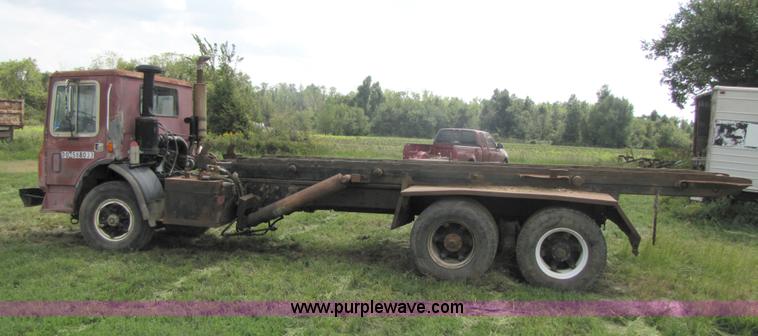 image for item 3444 1984 Mack MR685S rolloff truck