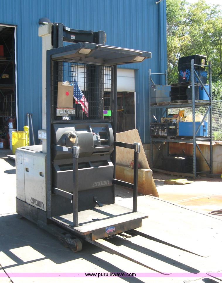 image for item 3757 Crown SP3020-30 upright forklift/stock picker