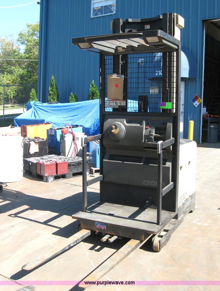 image for item 3757 Crown SP3020-30 upright forklift/stock picker