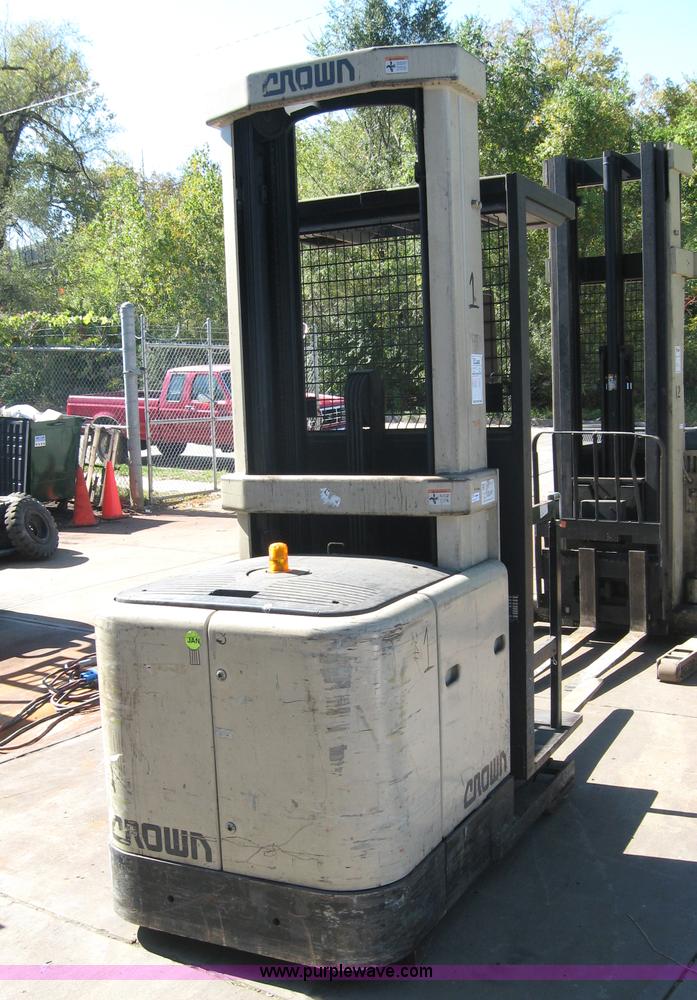 image for item 3757 Crown SP3020-30 upright forklift/stock picker