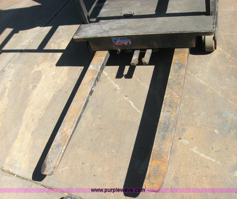 image for item 3757 Crown SP3020-30 upright forklift/stock picker