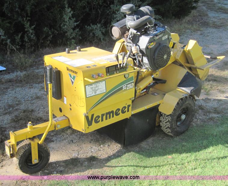 image for item 4117 2007 Vermeer SC252 stump cutter