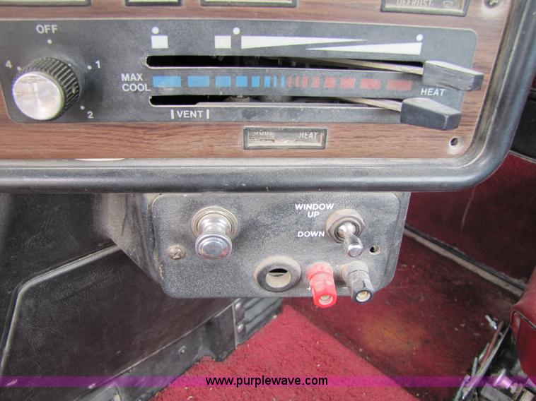 image for item 4763 1982 Freightliner FLC-64T semi truck