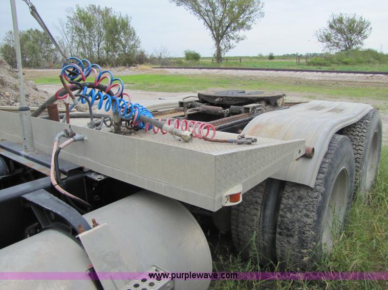 image for item 4763 1982 Freightliner FLC-64T semi truck