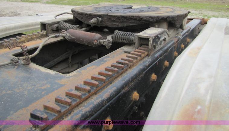 image for item 4763 1982 Freightliner FLC-64T semi truck