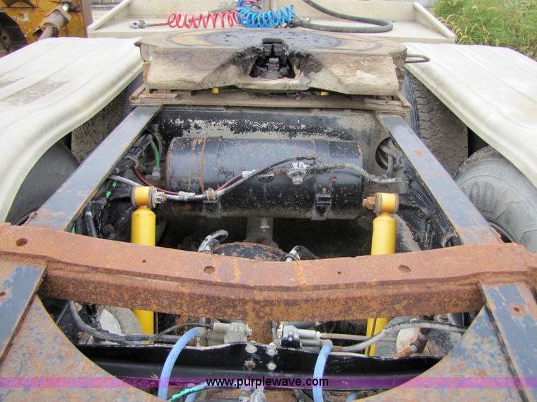 image for item 4763 1982 Freightliner FLC-64T semi truck