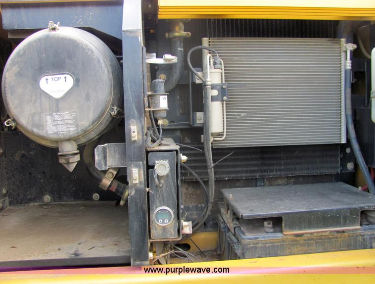 image for item 4903 2006 John Deere 200C LC excavator