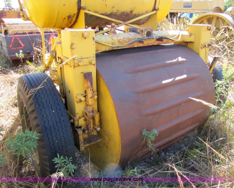 image for item 5189 Hyster double steel roller with rumble-strip roller trailer