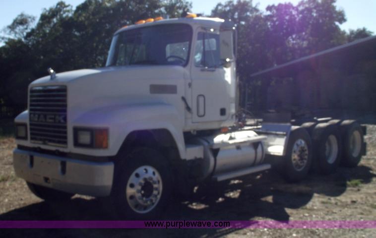 image for item 5873 1994 Mack CH613 semi truck
