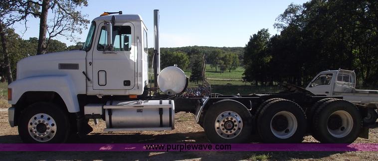 image for item 5873 1994 Mack CH613 semi truck