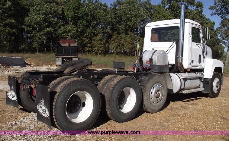 image for item 5873 1994 Mack CH613 semi truck