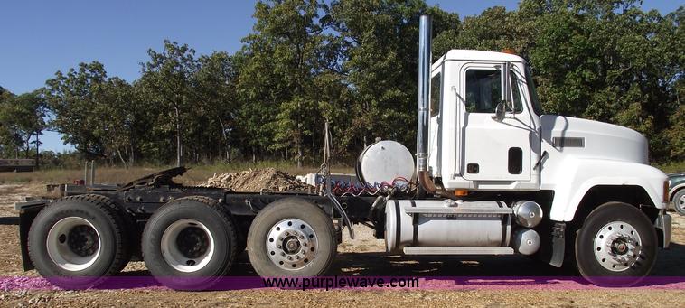 image for item 5873 1994 Mack CH613 semi truck