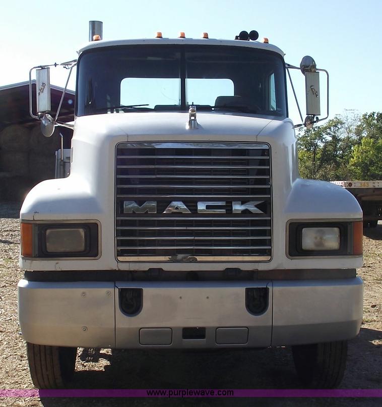 image for item 5873 1994 Mack CH613 semi truck