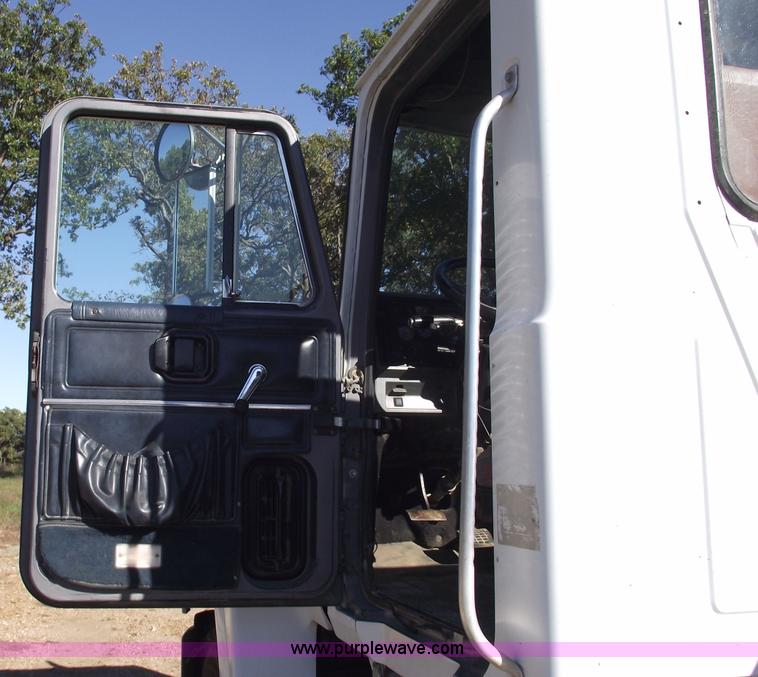 image for item 5873 1994 Mack CH613 semi truck