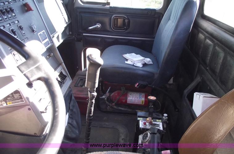 image for item 5873 1994 Mack CH613 semi truck