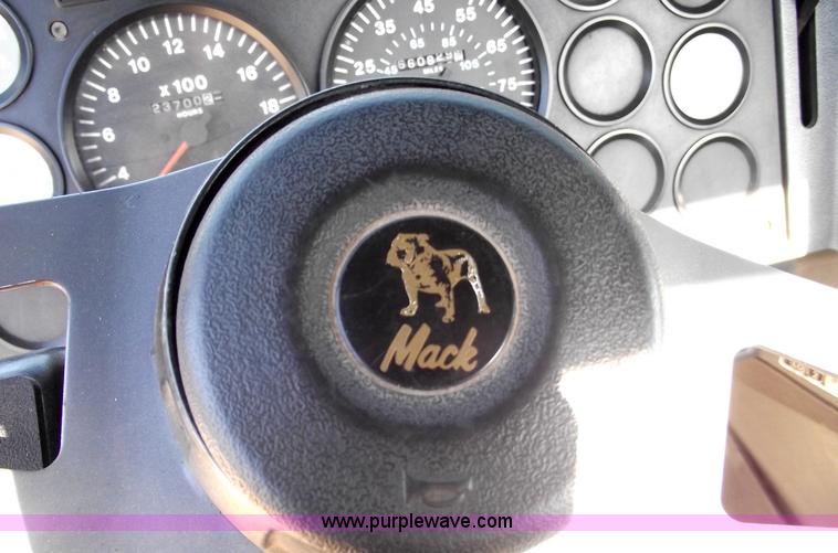 image for item 5873 1994 Mack CH613 semi truck