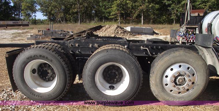 image for item 5873 1994 Mack CH613 semi truck