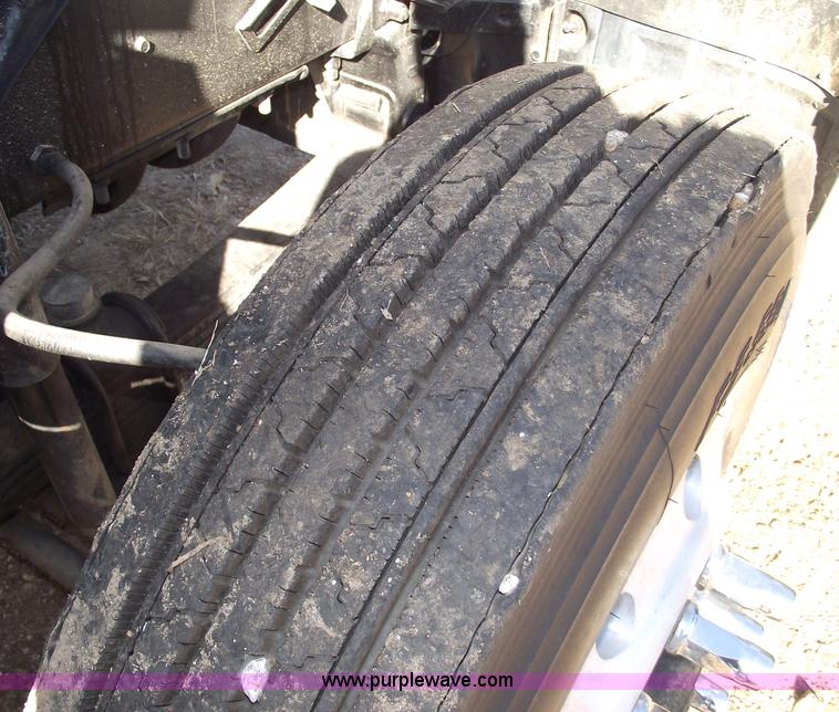 image for item 5873 1994 Mack CH613 semi truck