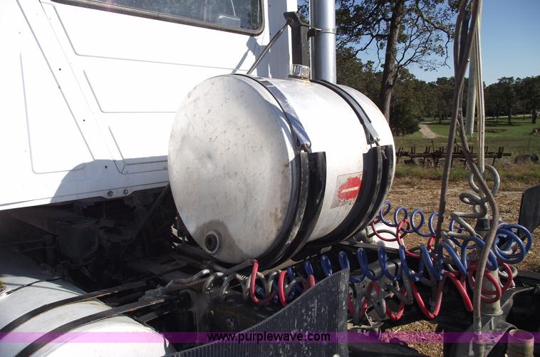 image for item 5873 1994 Mack CH613 semi truck