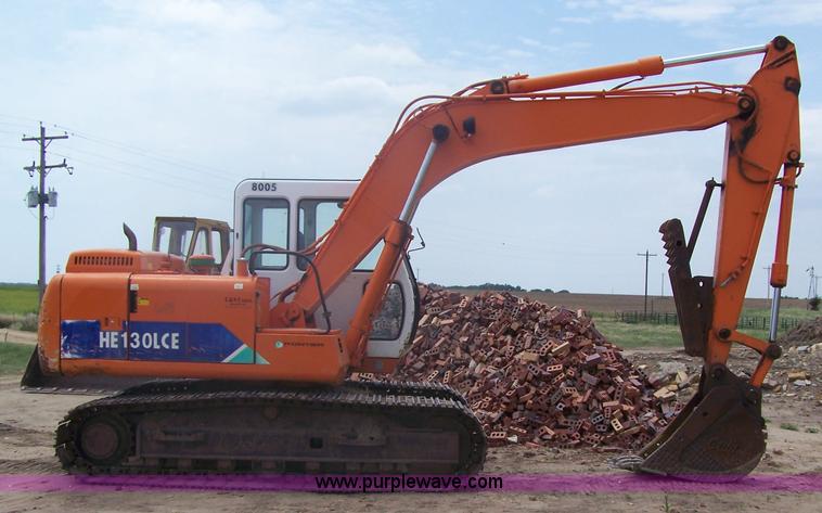 image for item 6010 1998 Halla HE130LCE excavator