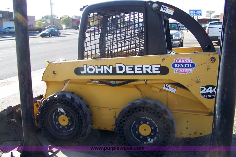 image for item 7377 2004 John Deere 240II skid steer