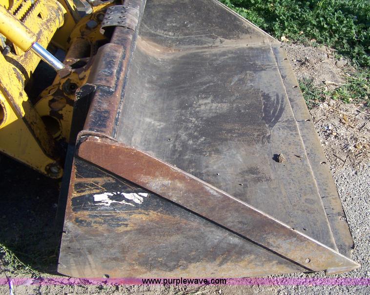 image for item 7377 2004 John Deere 240II skid steer