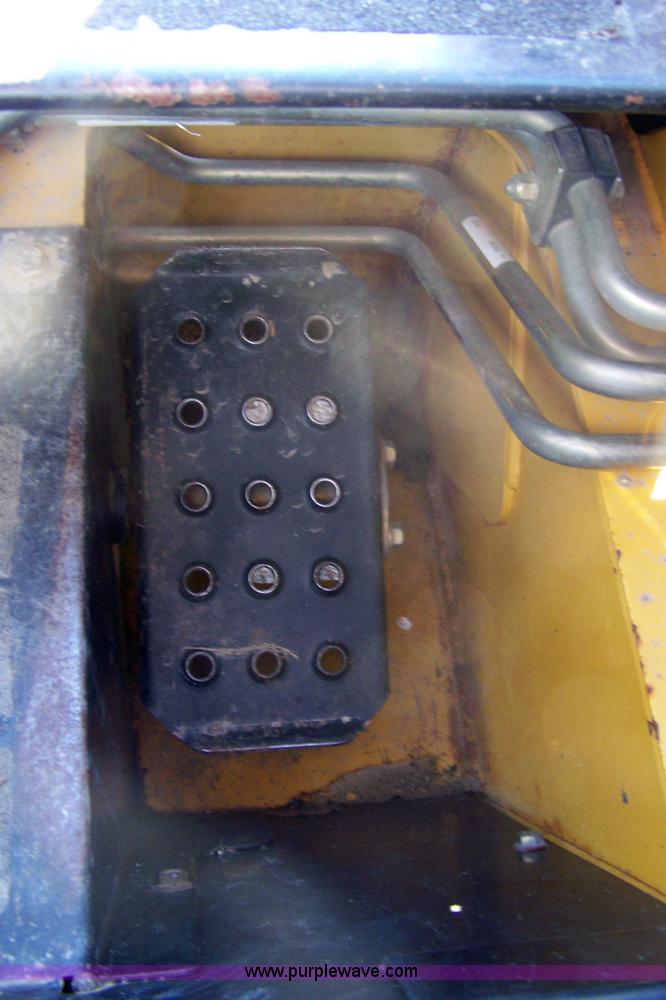 image for item 7377 2004 John Deere 240II skid steer