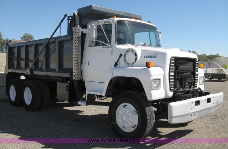 image for item 8000 1996 Ford LNT8000 dump truck