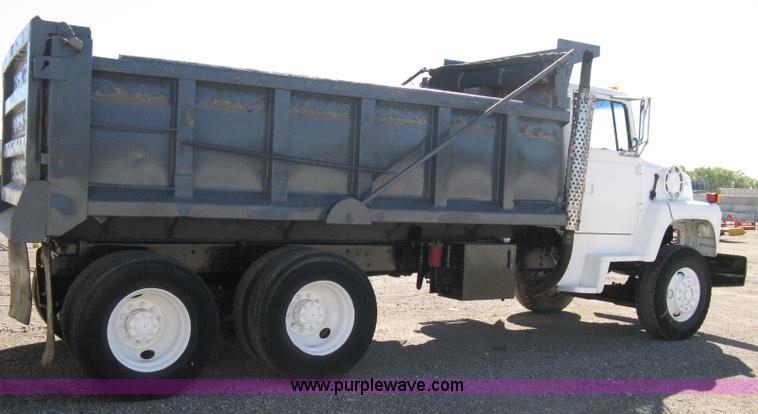 image for item 8000 1996 Ford LNT8000 dump truck