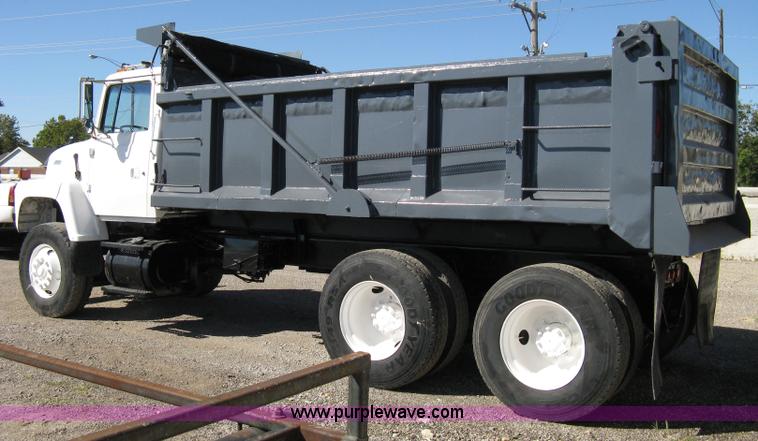 image for item 8000 1996 Ford LNT8000 dump truck