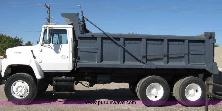 image for item 8000 1996 Ford LNT8000 dump truck