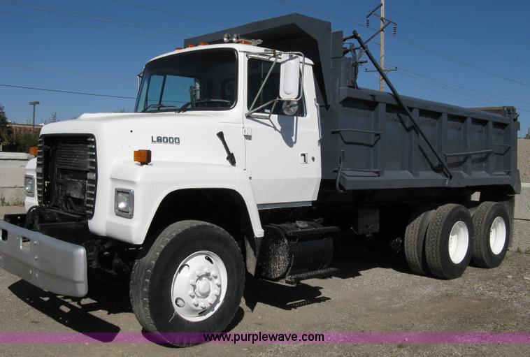 image for item 8000 1996 Ford LNT8000 dump truck