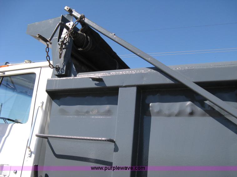 image for item 8000 1996 Ford LNT8000 dump truck
