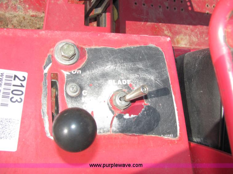 image for item 2103 Snapper Z2004K riding mower