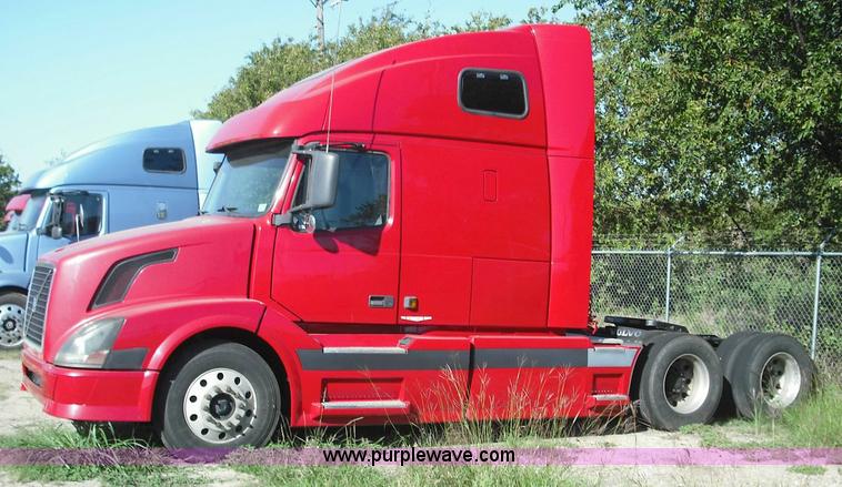 image for item 3630 2003 Volvo VNL 670 semi truck