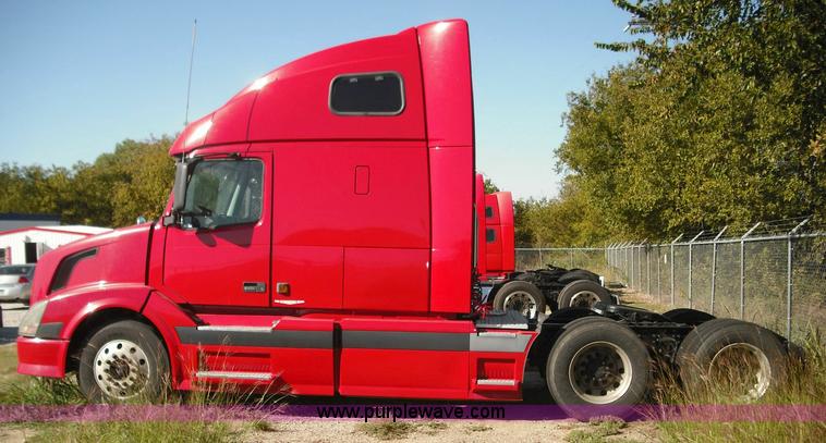 image for item 3630 2003 Volvo VNL 670 semi truck