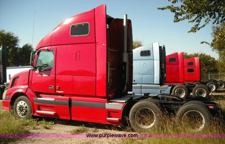 image for item 3630 2003 Volvo VNL 670 semi truck