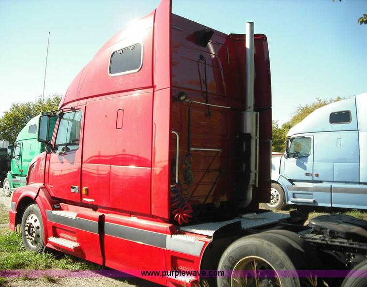 image for item 3630 2003 Volvo VNL 670 semi truck