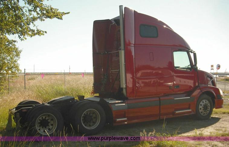image for item 3630 2003 Volvo VNL 670 semi truck