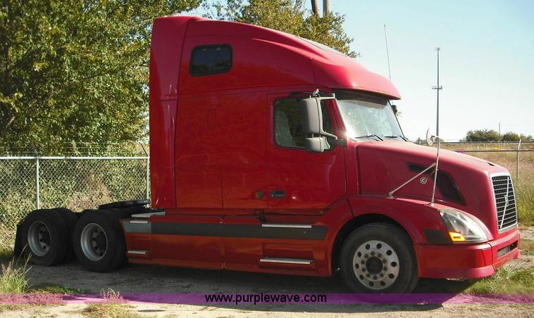 image for item 3630 2003 Volvo VNL 670 semi truck