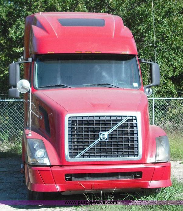 image for item 3630 2003 Volvo VNL 670 semi truck