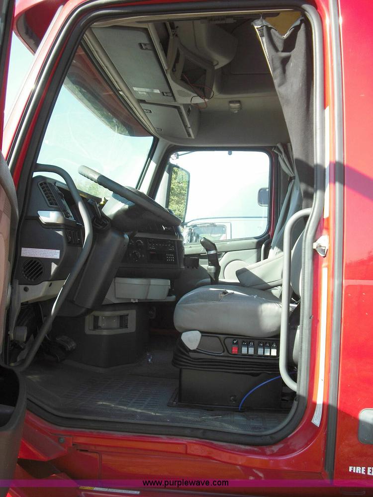 image for item 3630 2003 Volvo VNL 670 semi truck