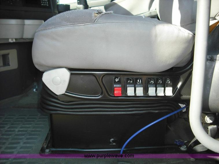 image for item 3630 2003 Volvo VNL 670 semi truck