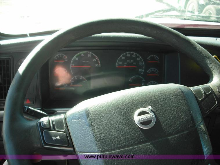 image for item 3630 2003 Volvo VNL 670 semi truck