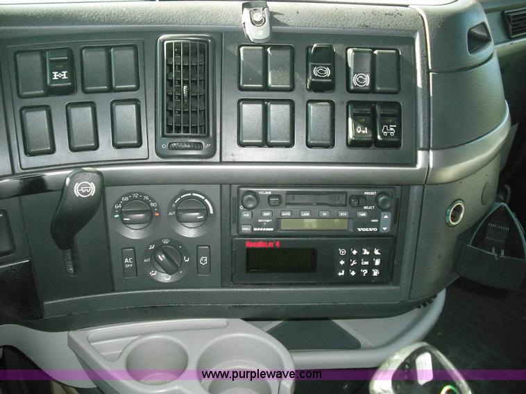 image for item 3630 2003 Volvo VNL 670 semi truck