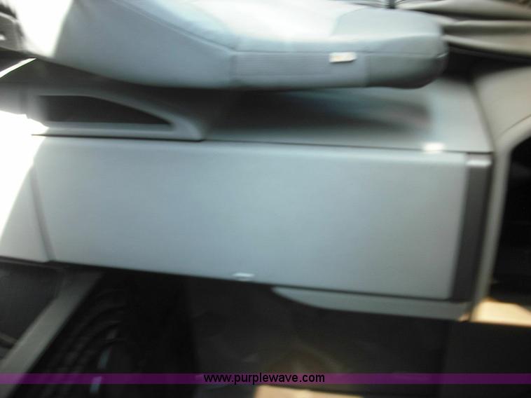 image for item 3630 2003 Volvo VNL 670 semi truck