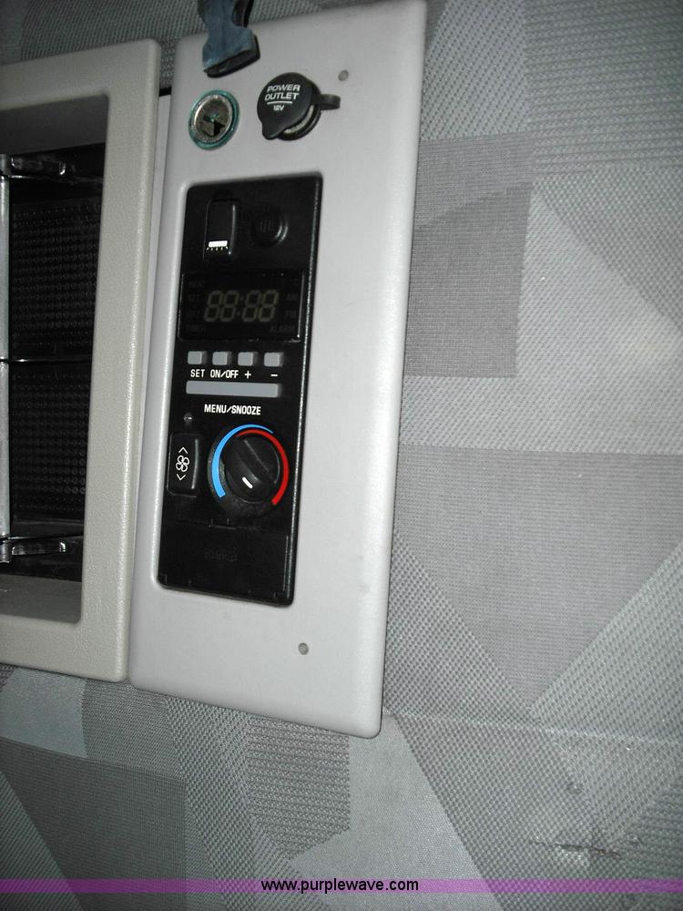 image for item 3630 2003 Volvo VNL 670 semi truck