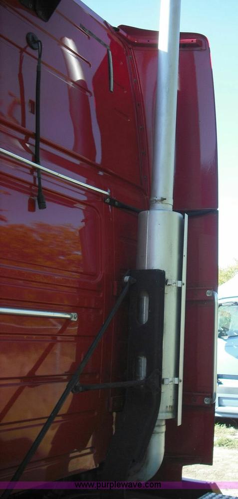 image for item 3630 2003 Volvo VNL 670 semi truck